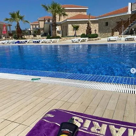 Tekos Golden Hills Beachfront & Restaurant Location ! 호텔 3*