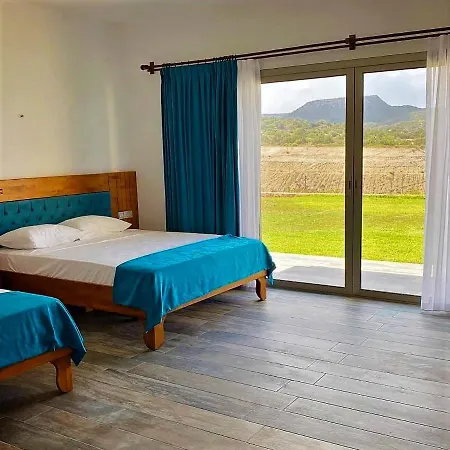 Tekos Golden Hills Beachfront & Restaurant Location ! 호텔 3*